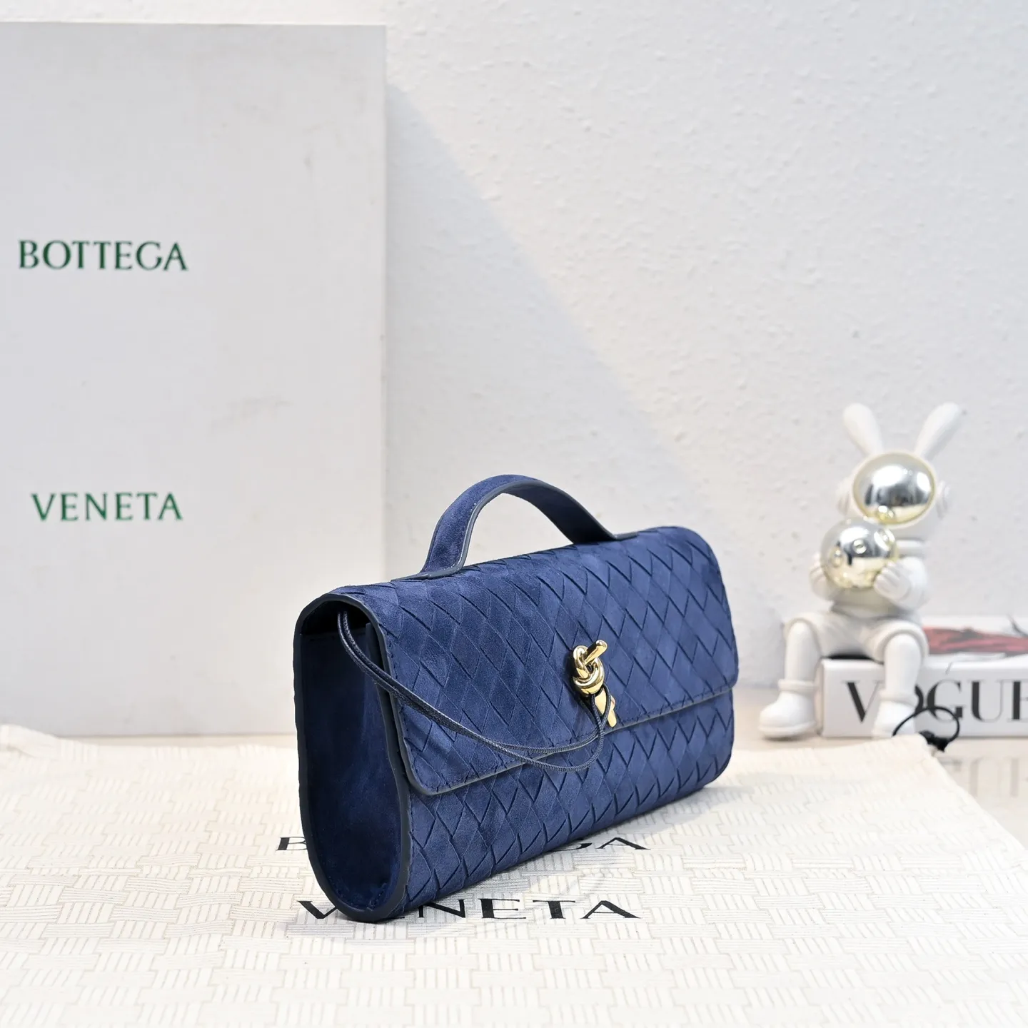 Batch 1360 #Bv Clutch long clutch bag equipped with handles, the design of the clutch bag reflects the exquisite and high-end taste ~ using exquisite craftsmanship intreccio woven suede, it can be held in the hand, carried by hand or under the arm. The metal knot embellishment exudes temperament and nobility ~ , equipped with a zipper compartment inside, it is a good companion for your daily life🧑‍❤️‍💋‍🧑, whether you are walking on the red carpet or attending a dinner, it will add a unique charm to you💞 Model: 1511 Size: 31x13x3